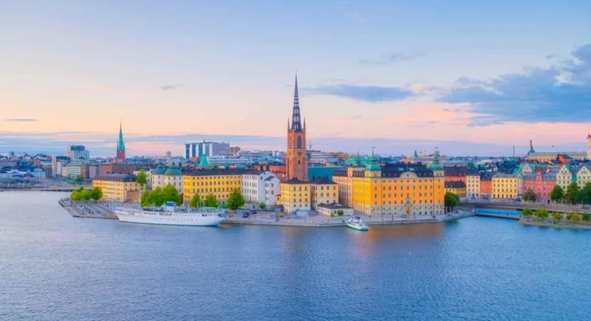 Riddarholmen y Gamla stan, en Estocolmo, vistos desde el otro lado del agua al anochecer