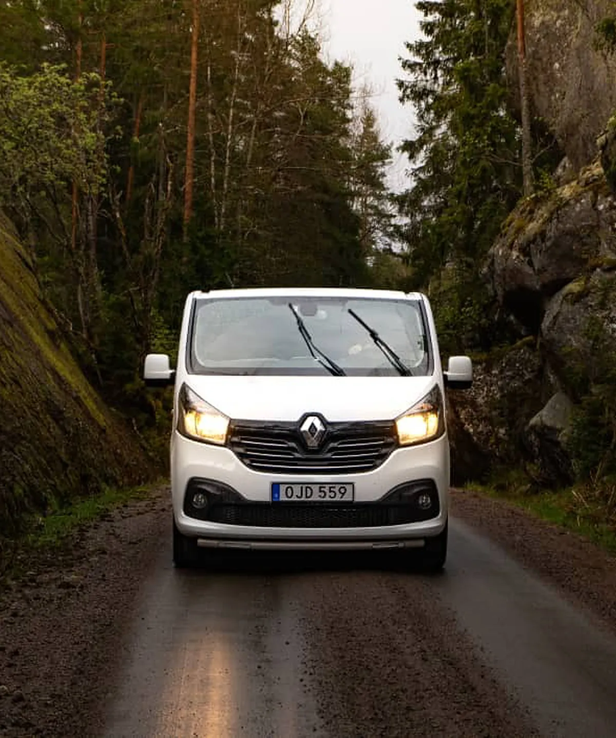 Camper en una carretera entre bosques en Suecia