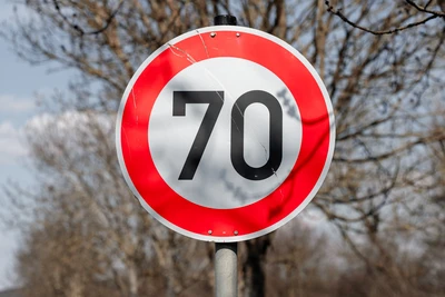 Señal de límite de velocidad de 70 km/h