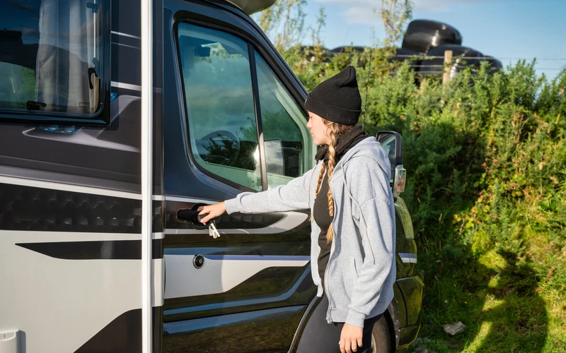 Viajera abriendo la puerta de una autocaravana