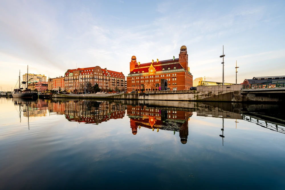 Edificios históricos de ladrillo rojo del centro de Malmö reflejados en el agua