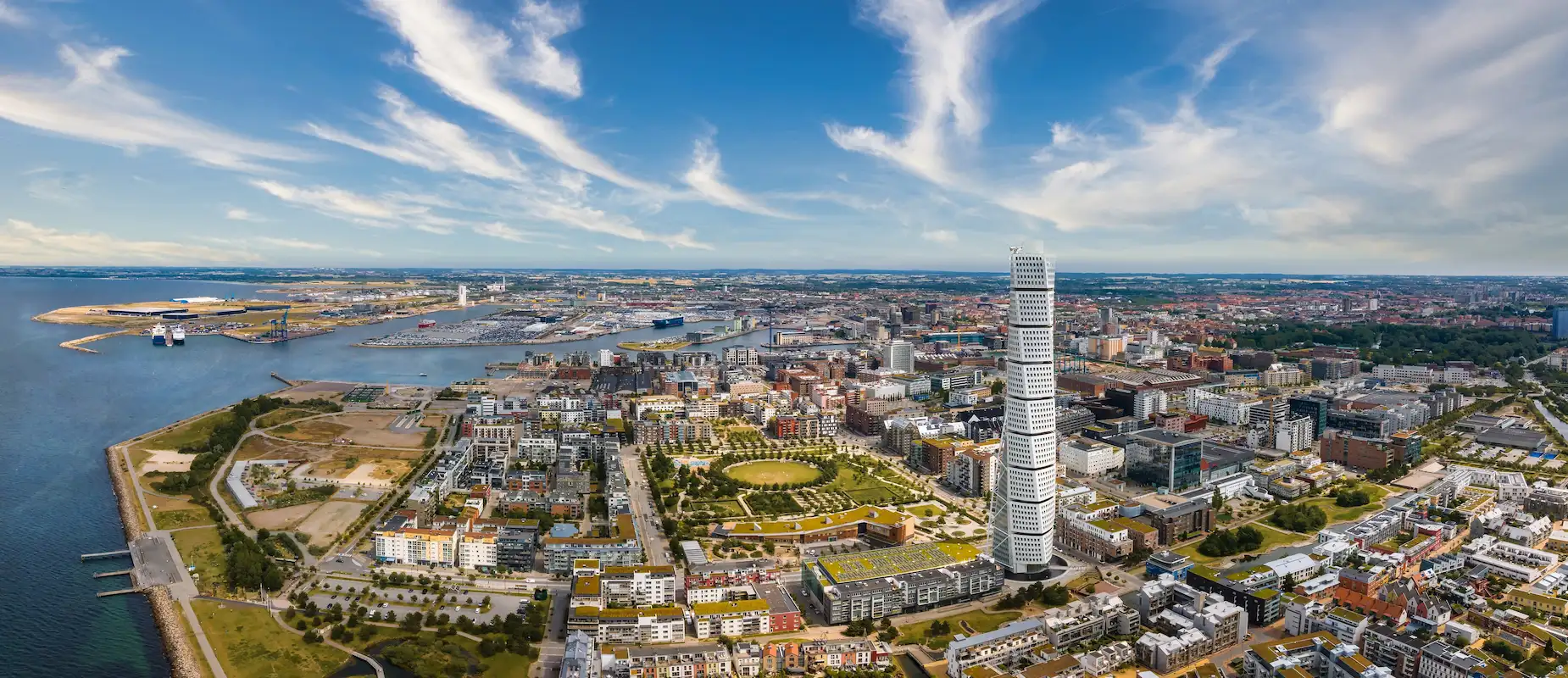 Vista aérea de Malmö con la torre Turning Torso y el mar