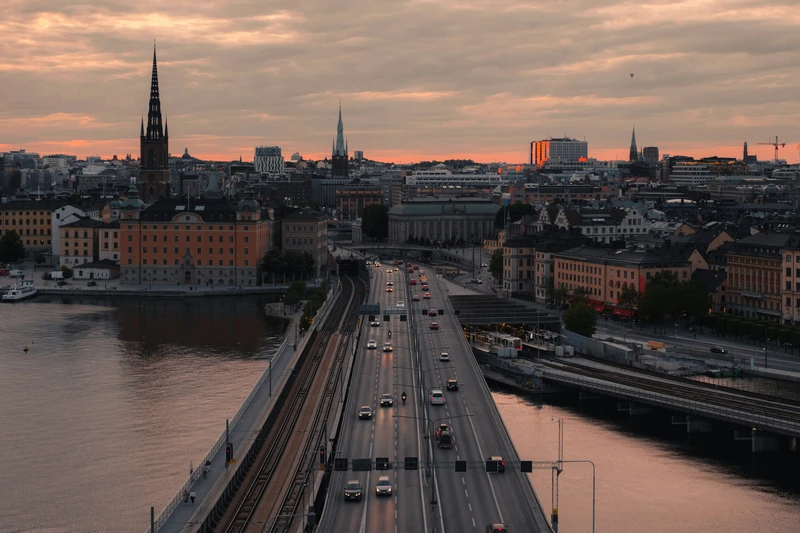 Circulation sur le pont Centralbron, au cœur de Stockholm, au crépuscule
