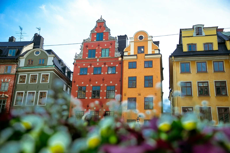 Maisons colorées à pignon sur la place Stortorget, dans Gamla stan, à Stockholm