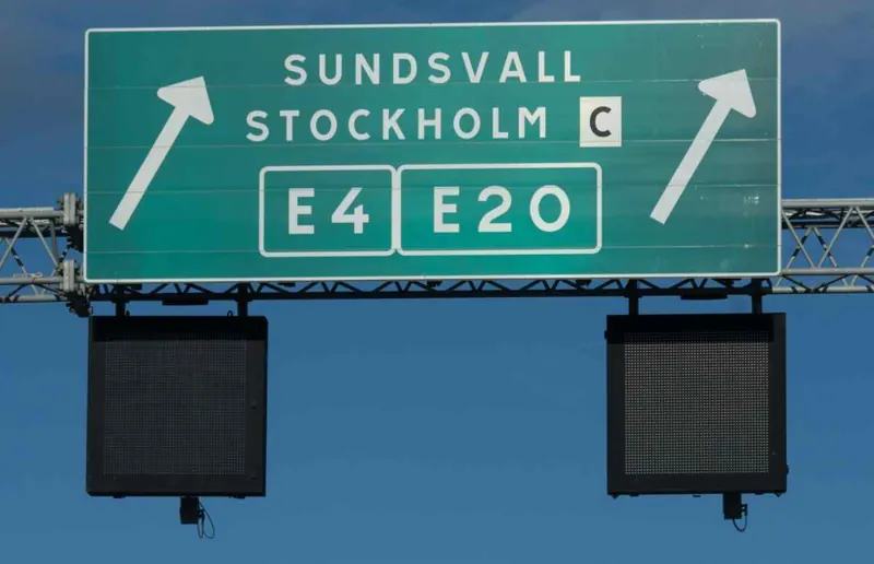 Panneau autoroutier de l’E4 et de l’E20 vers Sundsvall et Stockholm