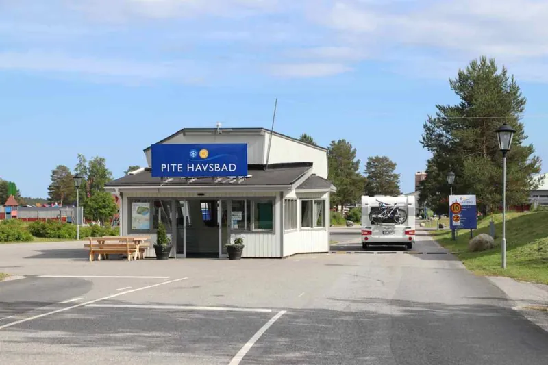 Autocaravana llegando a la recepción de un camping en el norte de Suecia