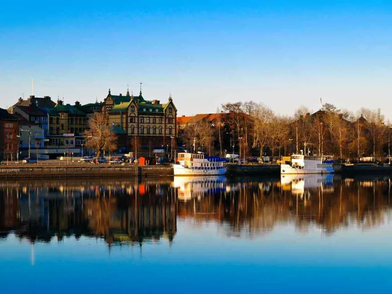 Ribera de Umeå reflejada en el río Ume