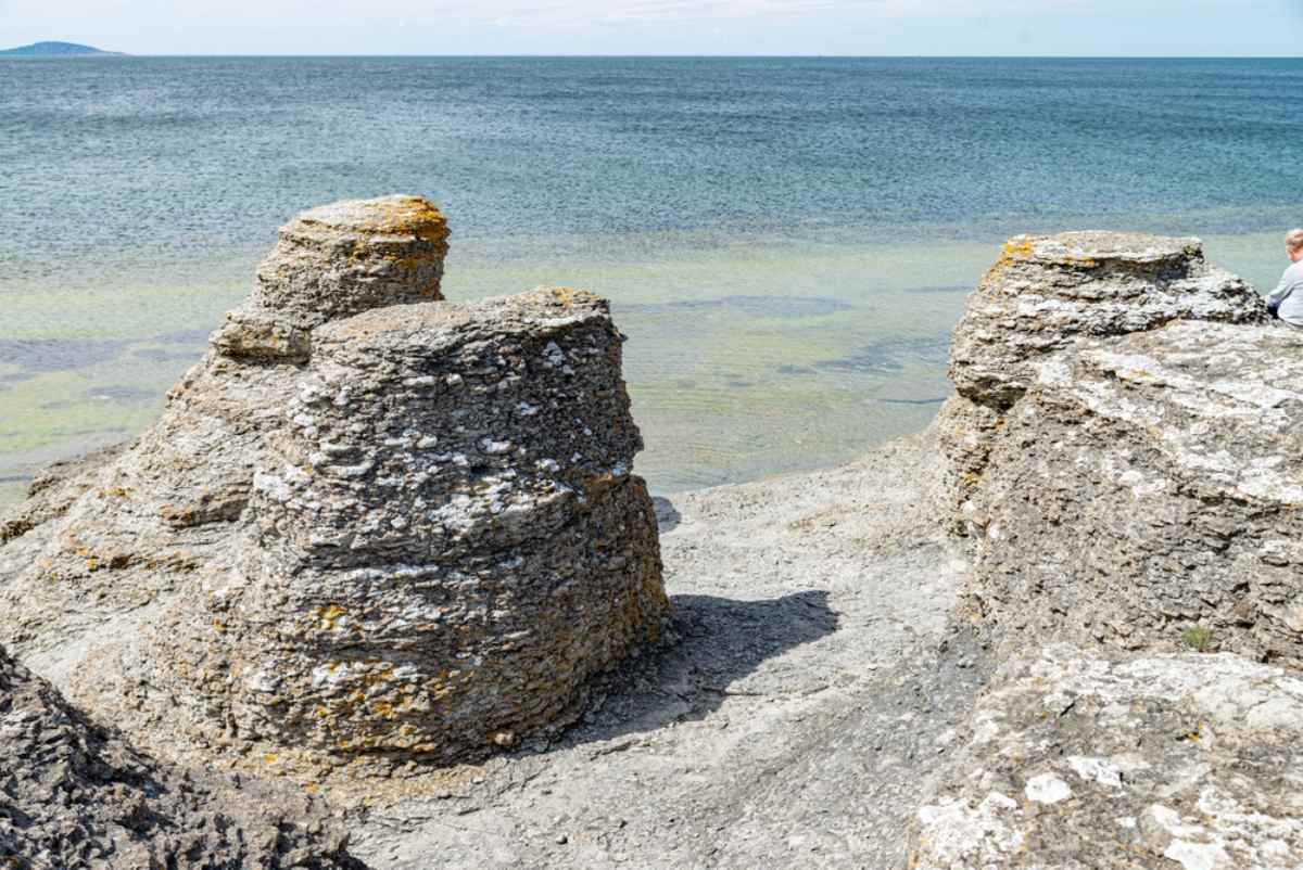 Detaillierte Ansicht einiger Felsen am Meer auf der schwedischen Insel Öland.