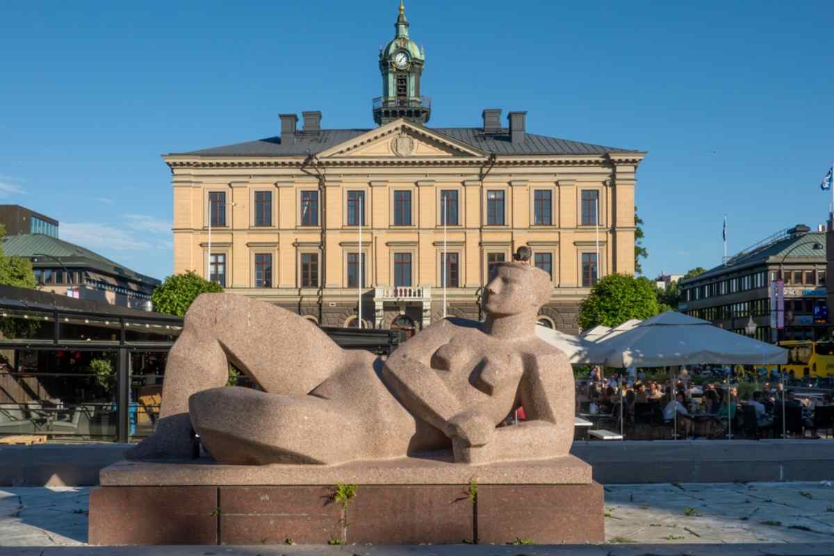 Nahaufnahme einer neugierigen Statue im Herzen von Gävle, Schweden.