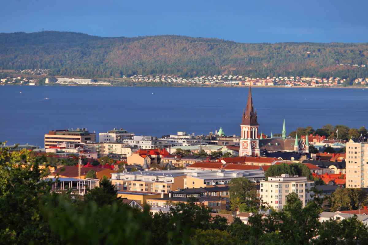 Detailaufnahme der Skyline der Stadt Jönköping in Schweden bei Sonnenuntergang.