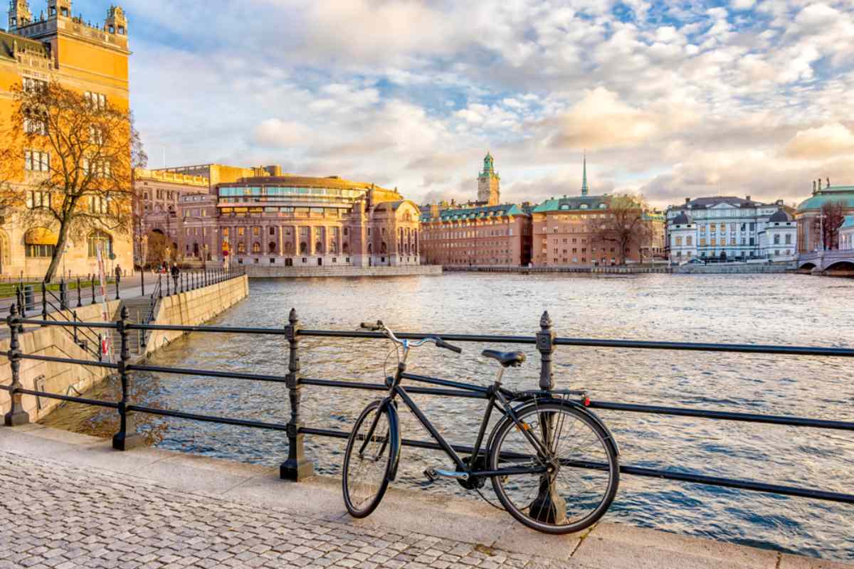 Detailaufnahme einer Brücke in der Stadt Stockholm in Schweden mit einem Fahrrad, das an die Geländer gelehnt ist.