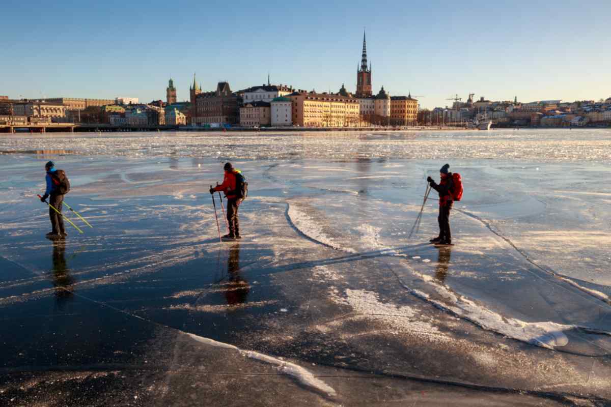 Eislaufen in einem schwedischen See