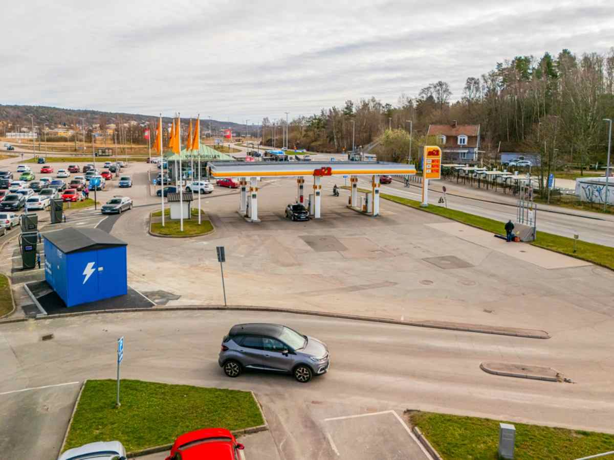Drönarvy över en bensinstation i Sverige med bilar vid pumparna