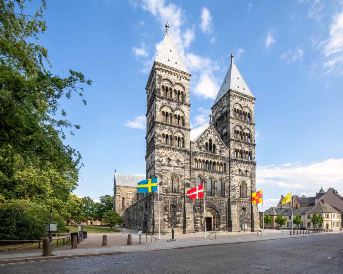 Vy över Lunds domkyrka med svenska och danska flaggor