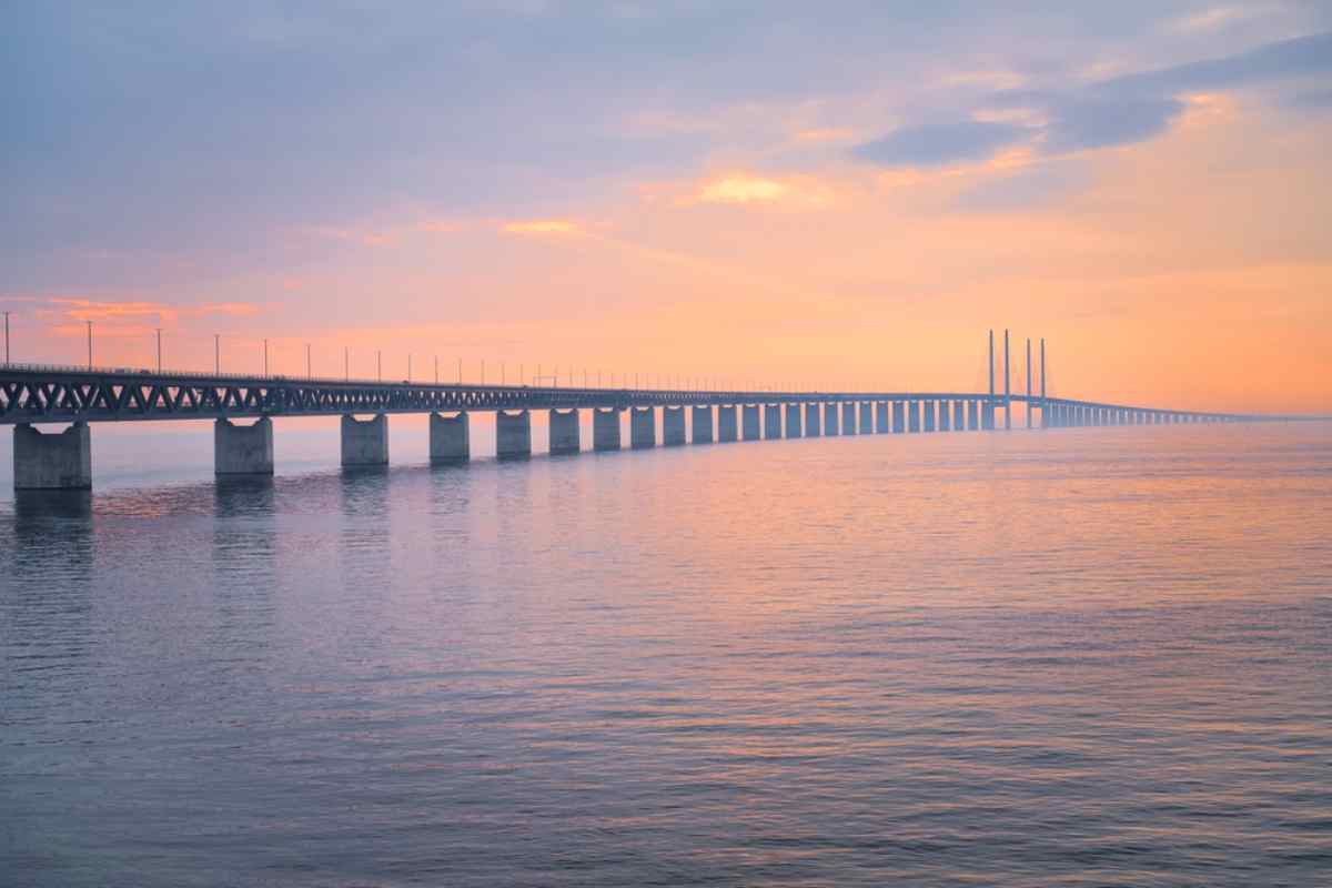 Allmän vy och solnedgång över Öresundsbron mellan Malmö och Köpenhamn