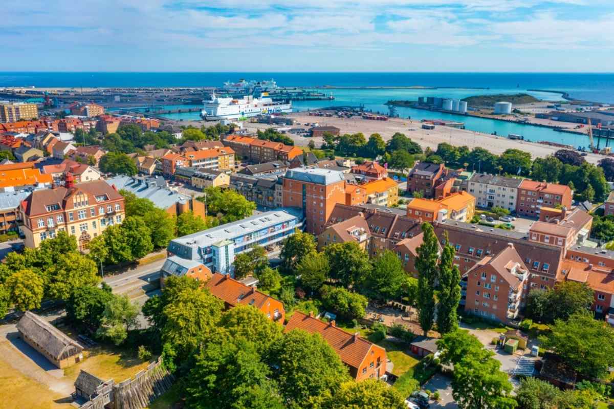Drönarvy över Trelleborgs inlopp med färja på väg in mot staden