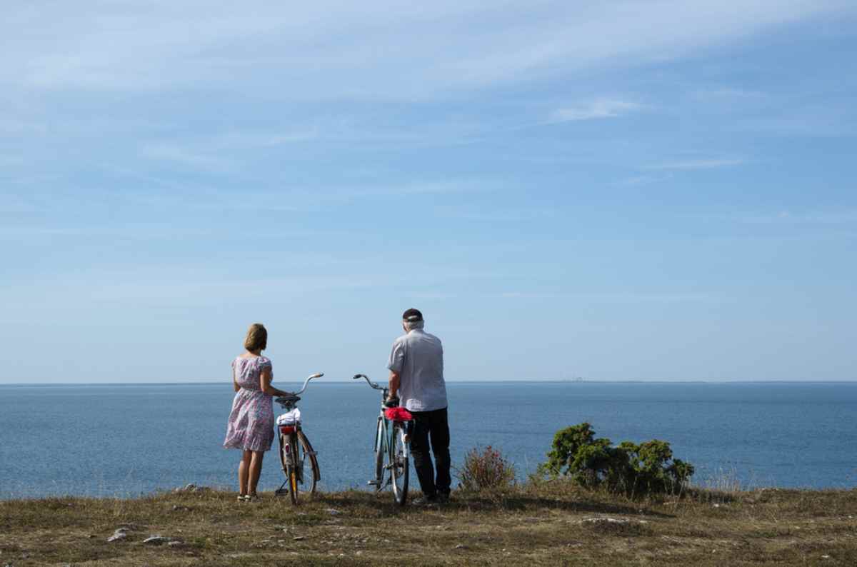 Cyclists pause on a seaside bluff along the Ölandsleden bike route.