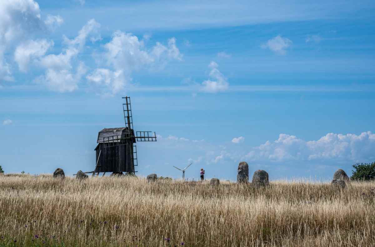 Gammal träkvarn och resta stenar på Ölands Stora Alvaret.