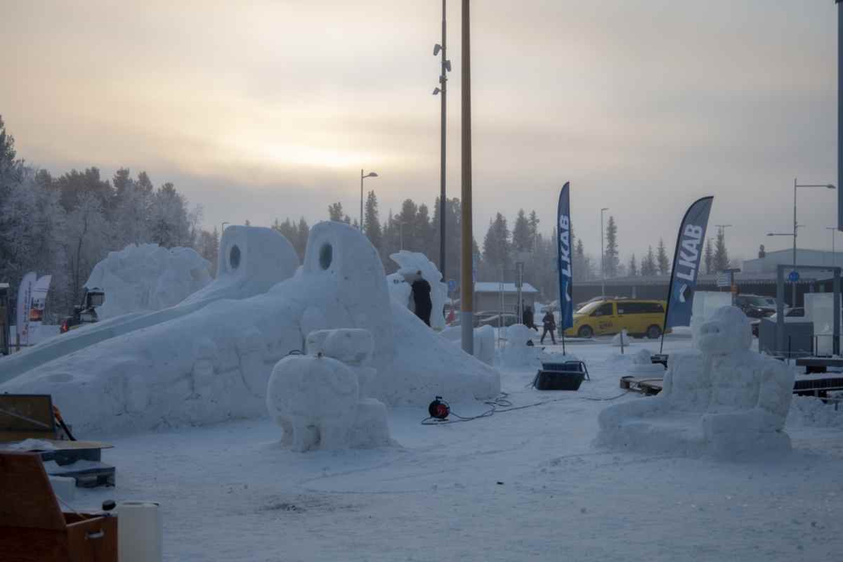 Allmän vy över isskulpturer på den mest populära festivalen i Kiruna, Sverige.