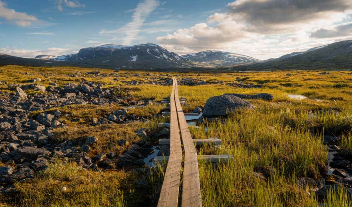 Allmän vy över en av de spektakulära Kungsledenlederna i Sverige, med berg i bakgrunden och höstvegetation runtomkring.