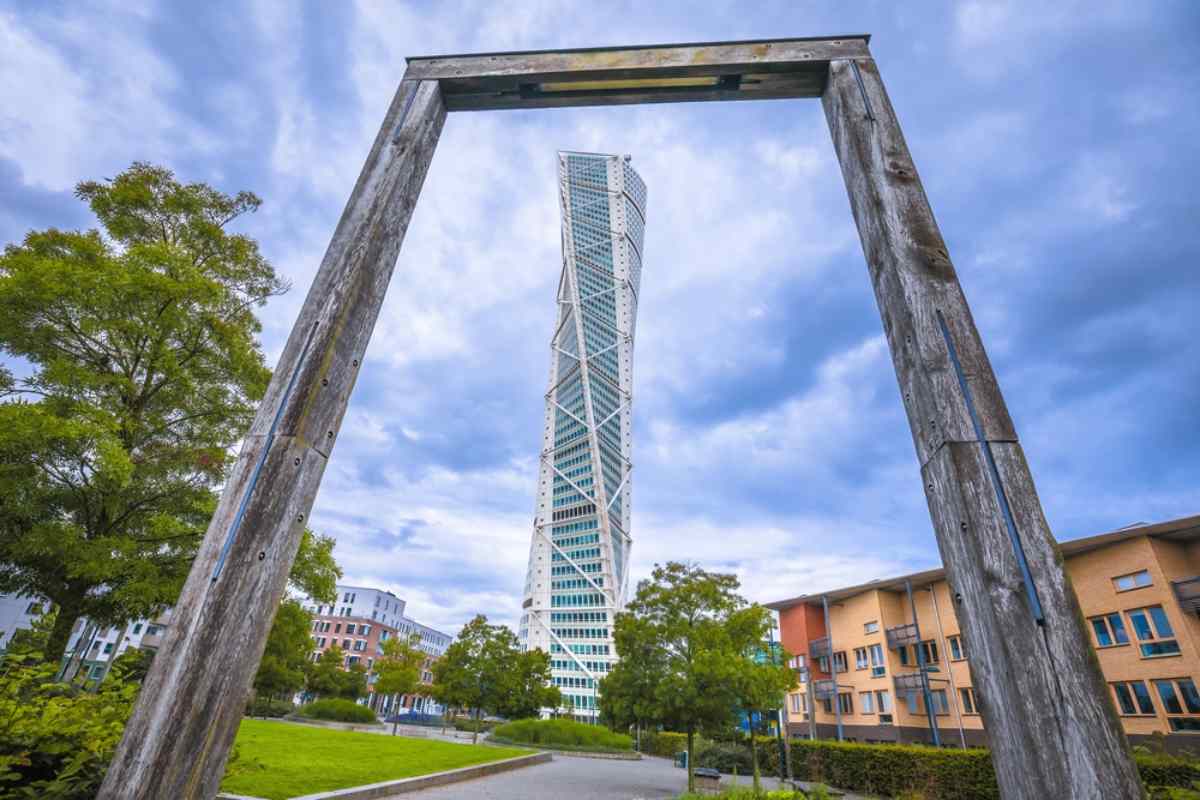 Flygbild av Europas högsta vridna skyskrapa i Malmö, Sverige.