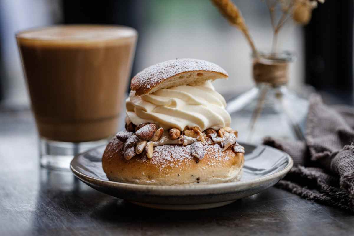 Närbild av en typisk svensk kaffe, kallad fika, och en kanelbulle.