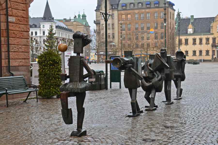 Detaljbild av en skulptur som simulerar ett musikband i staden Malmö, Sverige.