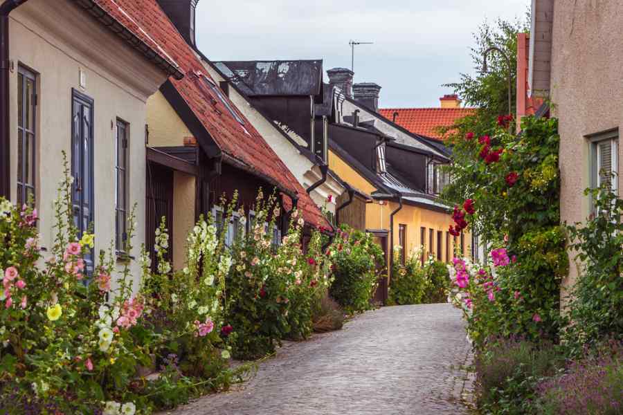 Detaljbild av en färgglad liten gata i Visby, Sverige.