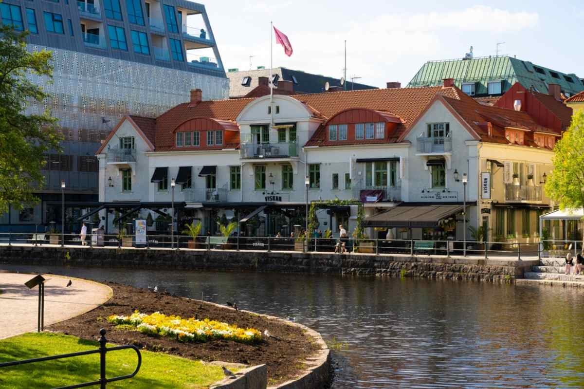 Café Viskans byggnad vid vattnet med uteservering vid Viskan i centrala Borås.
