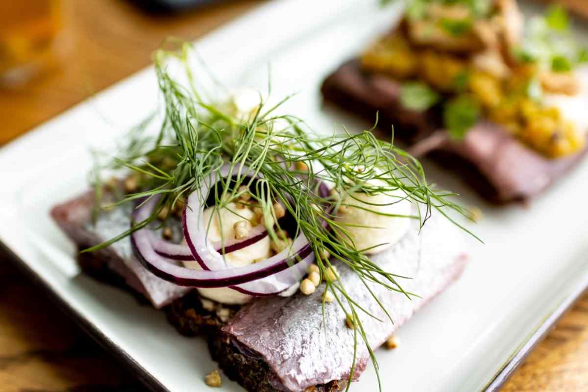 Inlagd sill med lök serverad på en tallrik