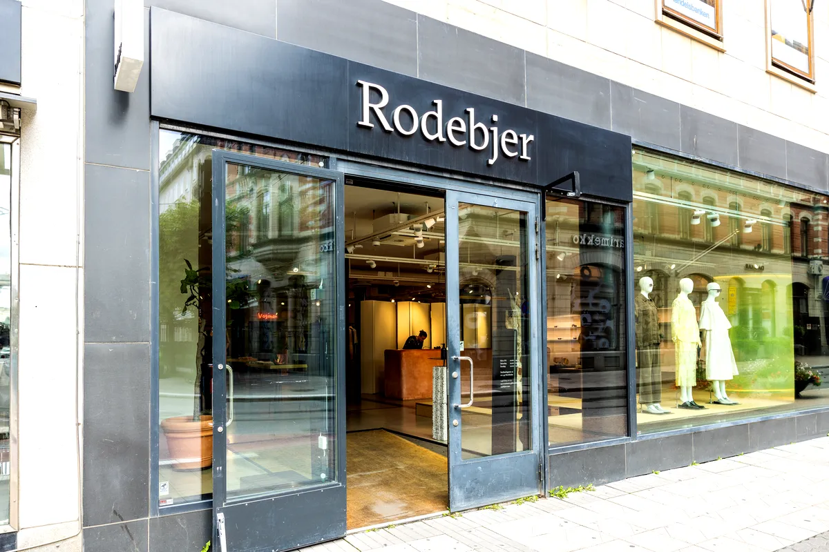 Entré till Rodebjer butik i Sverige, som visar upp modernt skandinaviskt mode genom stora glasfönster med minimalistisk design.