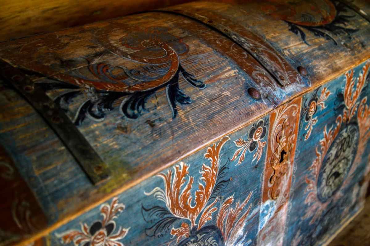 Rosemaling pattern on a chest