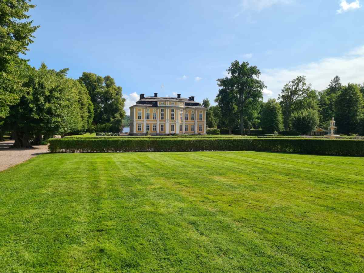 Übersicht über Schloss Steninge in Schweden aus der Perspektive seiner wunderschönen grünen Gärten.