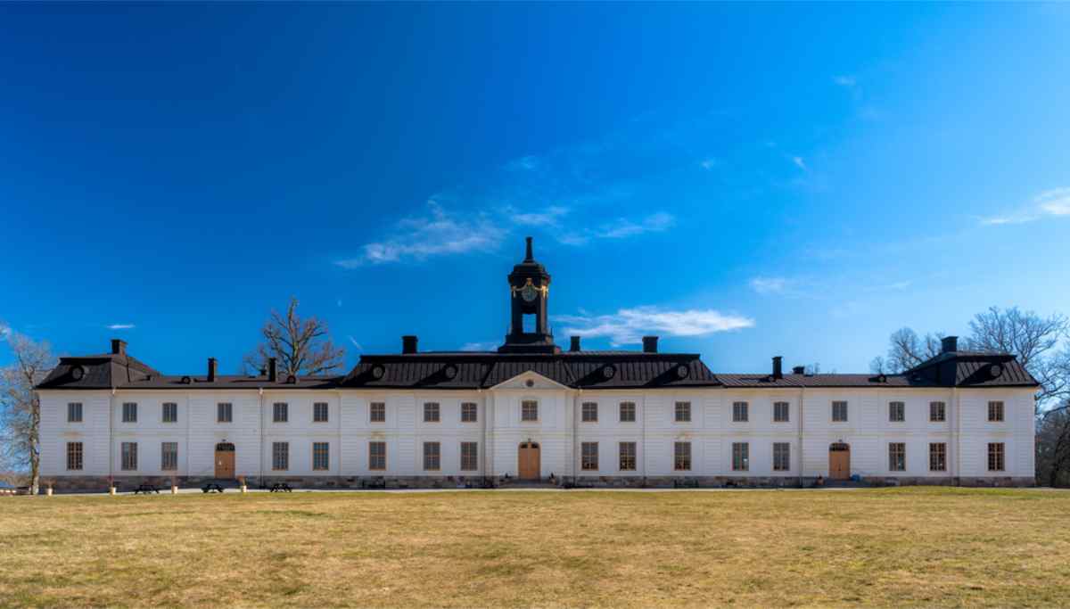 Panoramaansicht von Schloss Svartsjö in Schweden an einem sonnigen Tag.