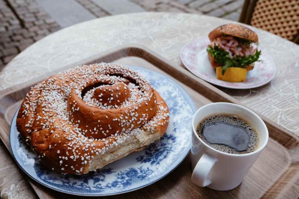 Riesige Zimtschnecke neben dem typischen schwedischen fika, ideal als Snack in der Stadt Gothenburg.