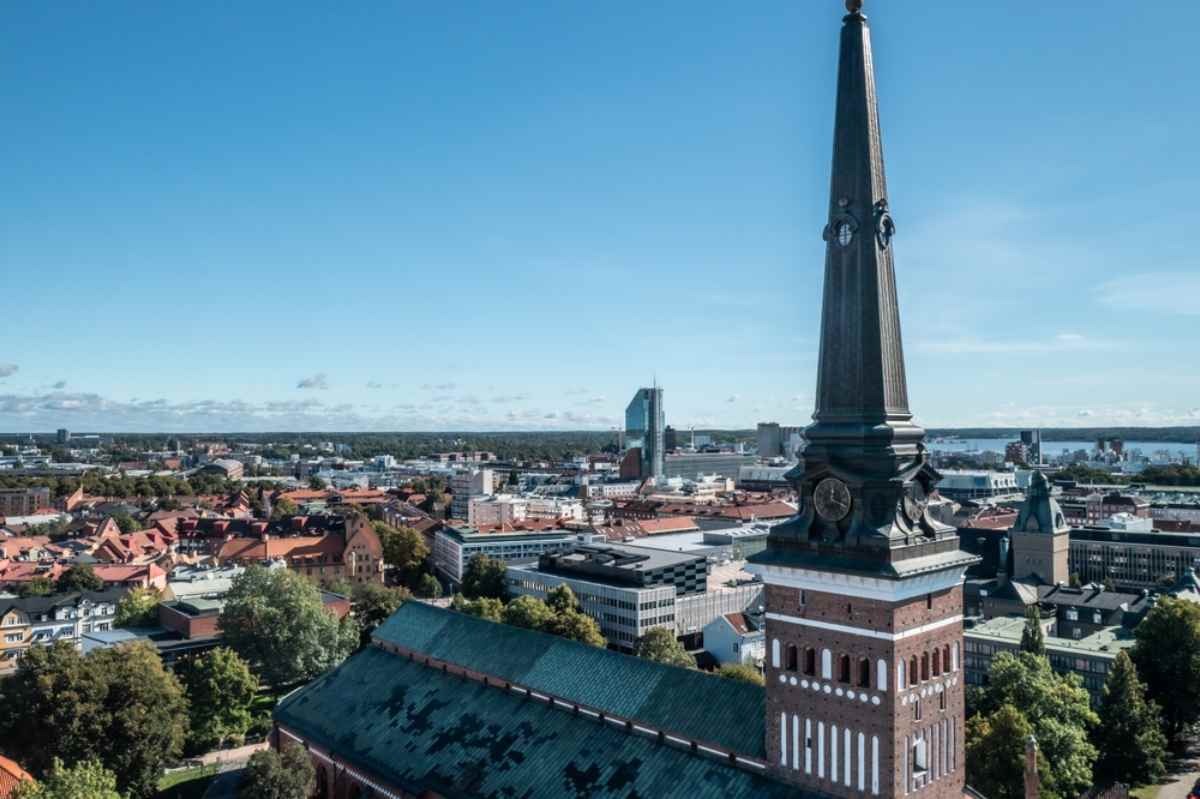Luftaufnahme der Stadt Västerås in Schweden, die einen Teil der Silhouette dieser antiken skandinavischen Stadt mit Wikingervergangenheit zeigt.