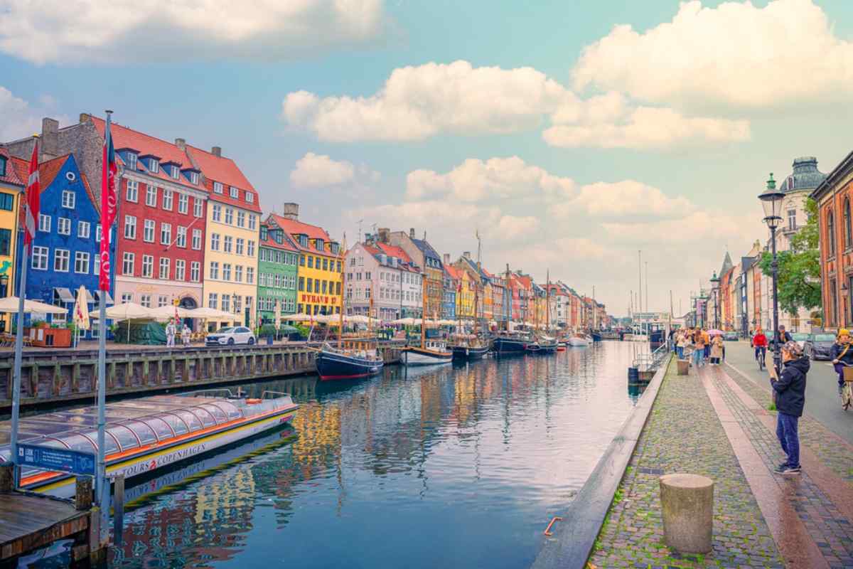 Nyhavn-Kanal in Kopenhagen Bunte Gebäude und historische Boote entlang des Nyhavn-Kanals in Kopenhagen an einem hellen Tag.